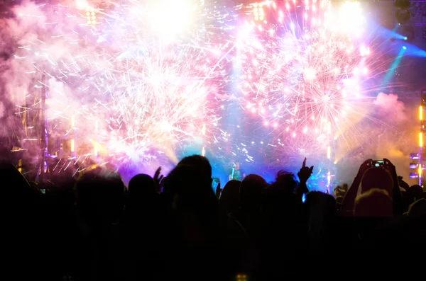 Novoroční koncept - jásající dav a ohňostroj — Stock fotografie