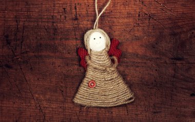 Ahşap arka plan olarak el yapımı melek