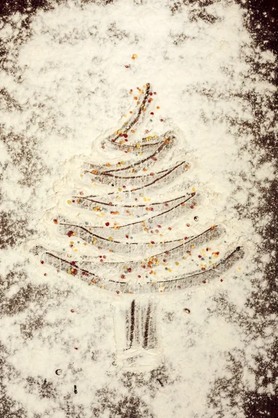 Tarjeta de Navidad - Árbol de abeto de Navidad hecho de harina en una ta oscura — Foto de Stock