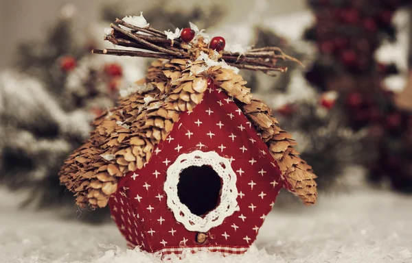 Cartão de felicitações de Natal com pequena casa de pássaros — Fotografia de Stock