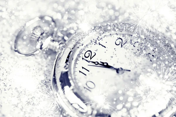Reloj viejo apuntando medianoche - Concepto de Año Nuevo — Foto de Stock