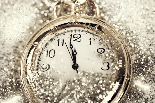 Oude horloge wijzen midnight - Nieuwjaar concept — Stockfoto