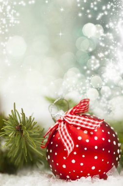 Kırmızı Noel toplarıyla tatil arkaplanı