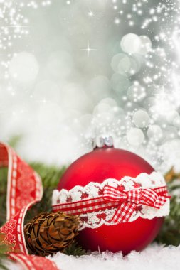 Kırmızı Noel toplarıyla tatil arkaplanı