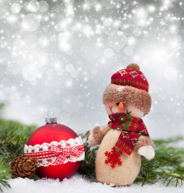 Tatil arka plan ile Noel top ve kardan adam heykelcik