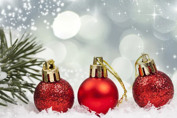 Праздничный фон с красными рождественскими шарами — стоковое фото