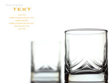 Boş bardak scotch viski beyaz bir arka plan üzerinde