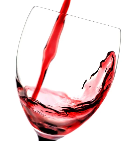 Rode wijn die in een wijnglas wordt gegoten — Stockfoto