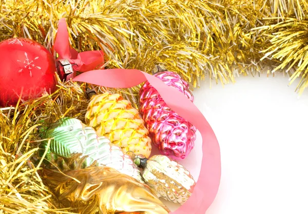 Brinquedos de espinha de peixe de Natal e guirlanda decorada — Fotografia de Stock