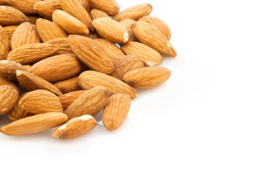 Beyaz arkaplanda izole edilmiş bademler