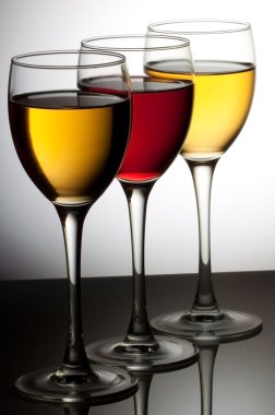 Closeup üç bardak şarap beyaz arka plan üzerinde izole
