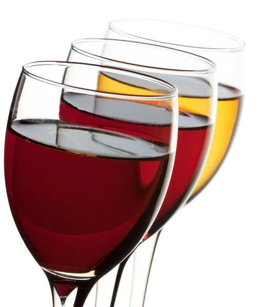 Primer plano tres copa de vino aislado sobre fondo blanco — Foto de Stock