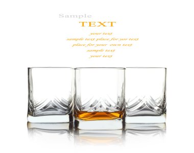 Scotch viski beyaz bir arka plan üzerinde cam