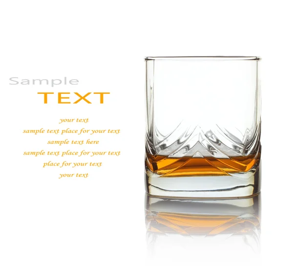 Bicchiere di whisky scotch su fondo bianco — Foto Stock