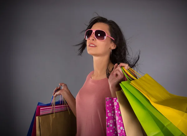 Hermosa mujer con un montón de bolsas de compras — Foto de Stock