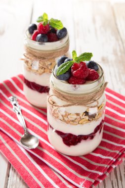 Müsli, taze dut ve reçelli lezzetli yoğurtlar..