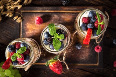 Müsli, taze dut ve reçelli lezzetli yoğurtlar..