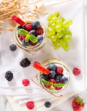 Müsli, taze dut ve reçelli lezzetli yoğurtlar..