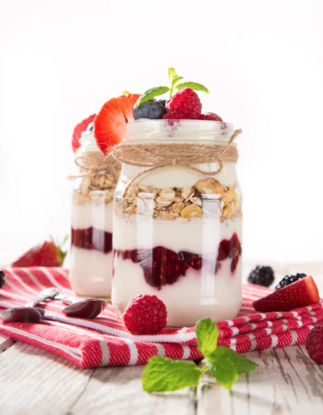 Вкусные йогурты с мюсли, свежие ягоды и джем . — стоковое фото