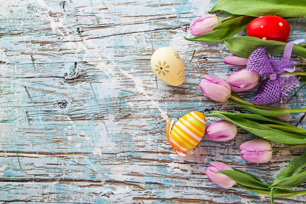 Tulipas coloridas na mesa de madeira . — Fotografia de Stock