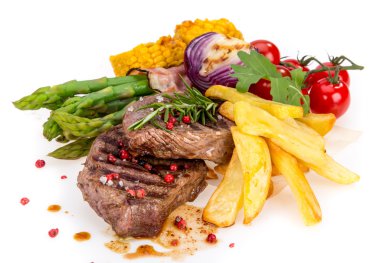 Beyaz arka plan barbekü ızgara biftek