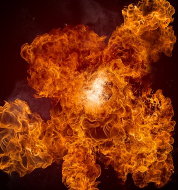 alevler siyah arkaplanda