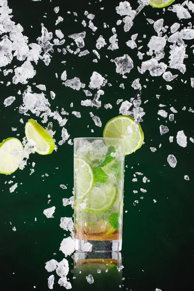 Fresh mojito drink with liquid splash, freeze motion. — Stock Photo, Image