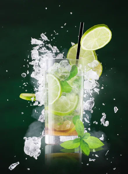 Frischer Mojito-Drink mit Flüssigkeitsspritzer, Gefrierbewegung. — Stockfoto