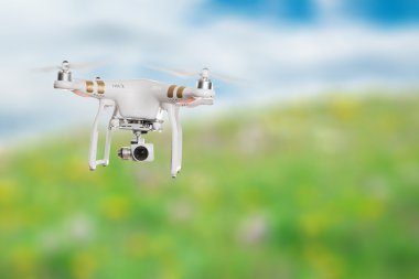 Beyaz dron dört helikopter ile 4 k dijital fotoğraf makinesi uçan.