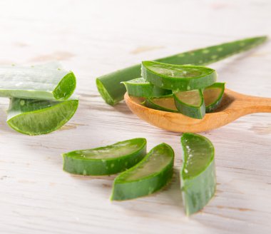 Vera Teyze ahşap arka planda kalıyor.