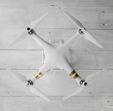 Beyaz dron dört helikopter ile 4 k dijital fotoğraf makinesi.