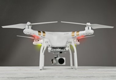 Beyaz dron dört helikopter ile 4 k dijital fotoğraf makinesi.