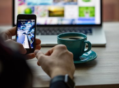 dizüstü bilgisayar üzerinde çalışan adam.