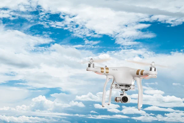 Beyaz dron dört helikopter ile 4 k dijital fotoğraf makinesi uçan. — Stok fotoğraf
