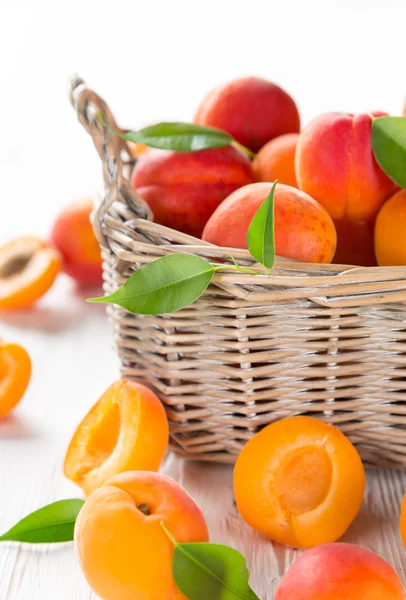 Verse abrikozen op houten tafel — Stockfoto