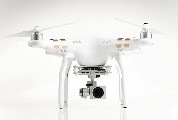 Beyaz dron dört helikopter ile 4 k dijital fotoğraf makinesi. — Stok fotoğraf