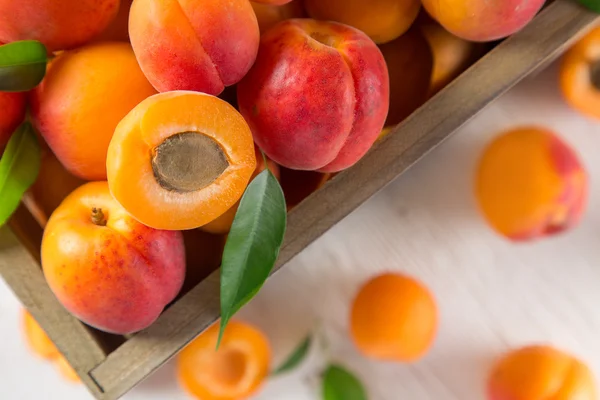 Verse abrikozen op houten tafel — Stockfoto