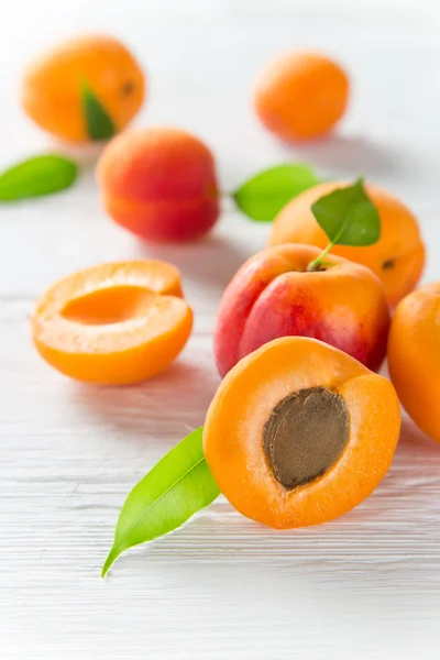 Verse abrikozen op houten tafel — Stockfoto