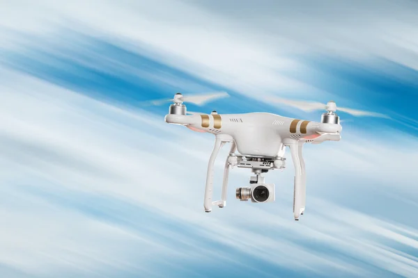 Beyaz dron dört helikopter ile 4 k dijital fotoğraf makinesi uçan. — Stok fotoğraf