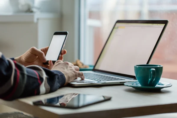 Homem trabalhando em notebook . — Fotografia de Stock