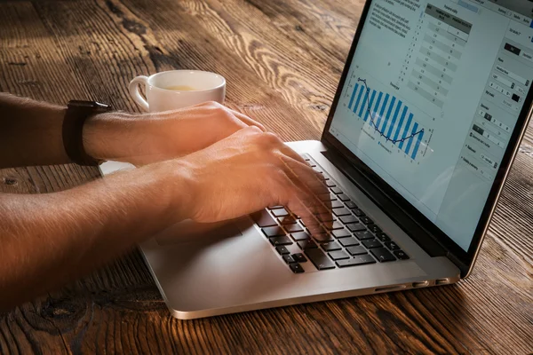 Man werkt op laptop — Stockfoto