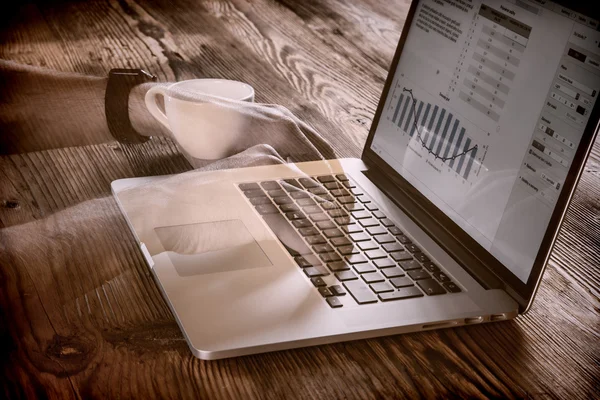 Man working on laptop — Stock Photo, Image