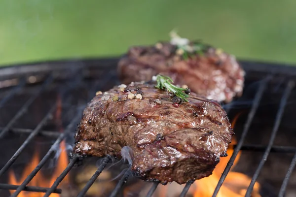 Grilované hovězí steaky na grilu. — Stock fotografie