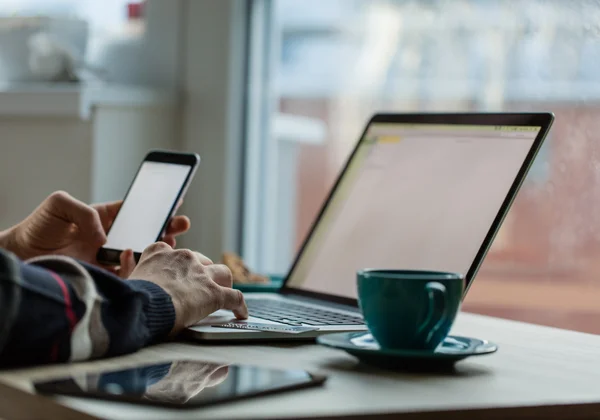 Man som arbetar på anteckningsboken. — Stockfoto