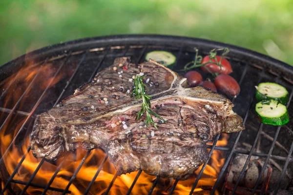 Gegrild rundvlees steaks op de grill. — Stockfoto