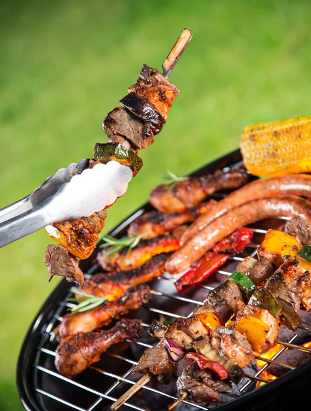 Parrilla de barbacoa con varios tipos de carne . — Foto de Stock