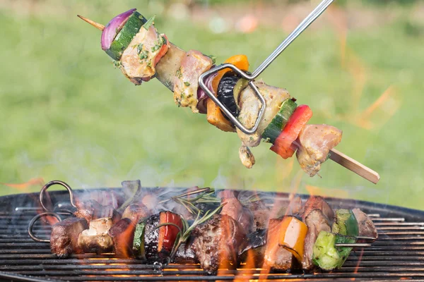 Barbecue grill met lekkere spiesjes. — Stockfoto
