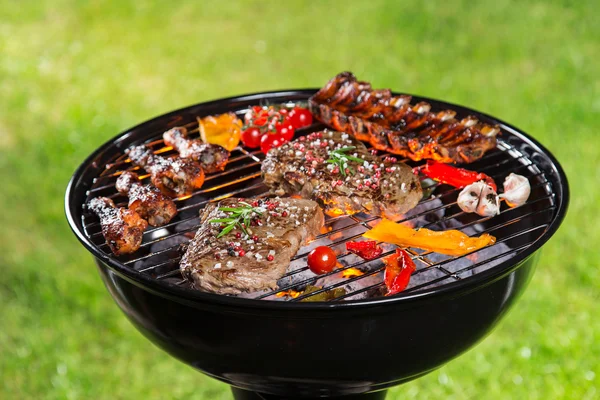 Barbecue grill avec divers types de viande . — Photo