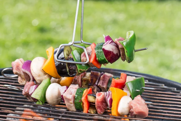 Barbecue grill avec brochettes savoureuses . — Photo