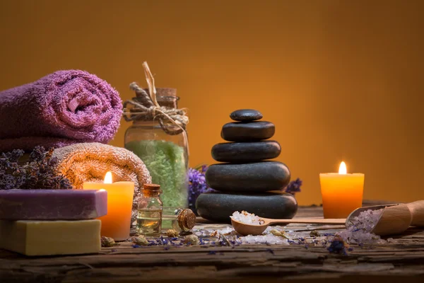 Natura morta termale con candele aromatiche — Foto Stock